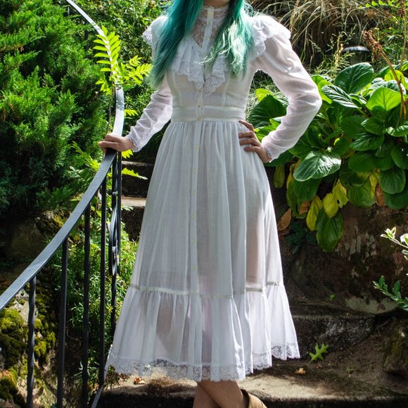 White gunnesax prarie dress with buttons down the front - Picture 2 of 8